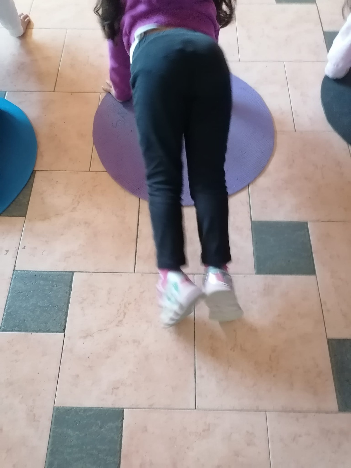 Bambini durante un percorso di yoga educativo con movimento e ascolto del corpo